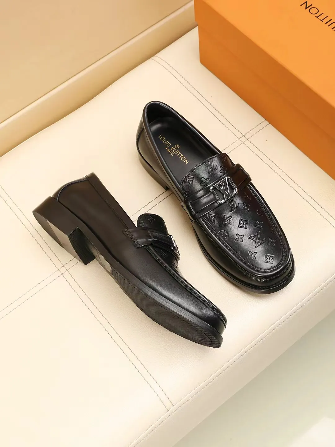 Men's shoes 440 💰 Louis Vuitton LV ® 🆕 model 🔛Full shoe counter, first layer cowhide, 🐂leather lined casual shoes for men, super soft outsole, essential for driving. Synchronized with the counter, original first layer cowhide, completely 1:1 mold customization🌹top version, color optional! Number: 39-44 (customized at 38.45.46)